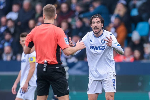 20.12.2025, Fussball, Saison 2025 2026, 2. Bundesliga, 17. Spieltag, VfL Bochum 1848 - Karlsruher SC, v. l. Schiedsrichter MArc Philip Eckermann (GER) diskutiert mit Roko Simic (Karlsruher SC), Bochum Vonovia Ruhrstadion NRW Deutschland xRHR-FOTO DEx