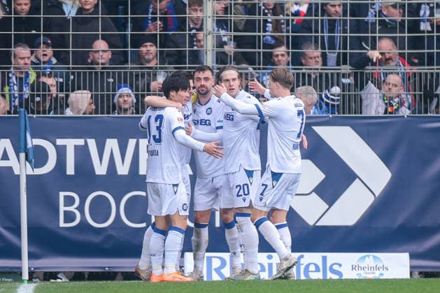 20.12.2025, Fussball, Saison 2025 2026, 2. Bundesliga, 17. Spieltag, VfL Bochum 1848 - Karlsruher SC, Die Spieler des KSC bejubeln das Tor zum 1: durch Marvin Wanitzek (Karlsruher SC), Bochum Vonovia Ruhrstadion NRW Deutschland xRHR-FOTO DEx
