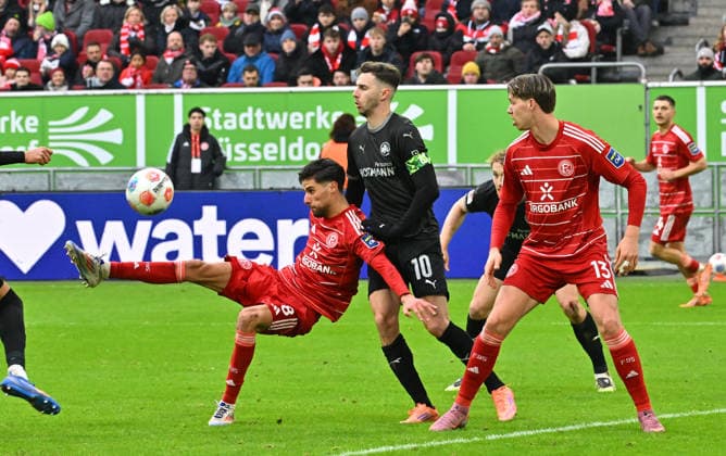 20.12.2025 - Fussball - Saison 2025 2026 - 2. Fussball - Bundesliga - 17. Spieltag: Fortuna Düsseldorf F95 - SpVgg Greuther Fürth ( Kleeblatt ) - Sportfoto Zink MeZi - xmexzix - DFL regulations prohibit any use of photographs as image sequences and or quasi-video - only for editorial use - Anouar El Azzouzi (8, Fortuna Düsseldorf F95, links ) Branimir Hrgota (10, SpVgg Greuther Fürth )