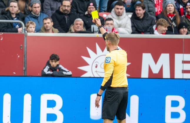 Deutschland: Fussball 2.Bundesliga 2025 26, 17. Spieltag - 20.12.2025 - Fortuna Düsseldorf vs SpVgg Greuther Fürth - Merkur Spiel - Arena (Düsseldorf): Schiedsrichter Timo Gerach