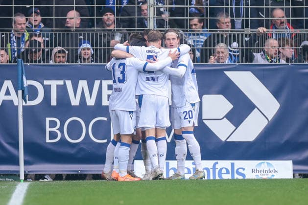 20.12.2025, Fussball, Saison 2025 2026, 2. Bundesliga, 17. Spieltag, VfL Bochum 1848 - Karlsruher SC, Die Spieler des KSC bejubeln das Tor zum 1: durch Marvin Wanitzek (Karlsruher SC), Bochum Vonovia Ruhrstadion NRW Deutschland xRHR-FOTO DEx