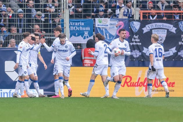 20.12.2025, Fussball, Saison 2025 2026, 2. Bundesliga, 17. Spieltag, VfL Bochum 1848 - Karlsruher SC, Die Spieler des KSC bejubeln das Tor zum 1: durch Marvin Wanitzek (Karlsruher SC), Bochum Vonovia Ruhrstadion NRW Deutschland xRHR-FOTO DEx