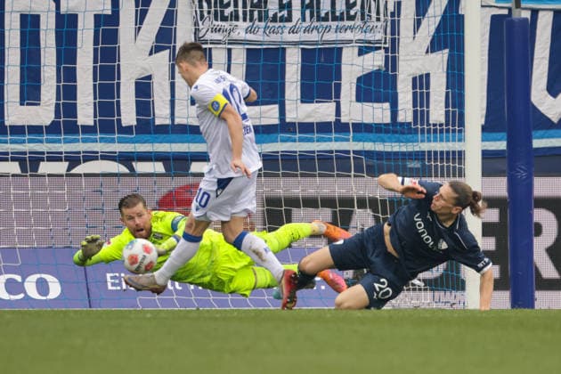 20.12.2025, xgrfx, Fussball 2.Bundesliga, VfL Bochum - Karlsruher SC v.l. Tor, Marvin Wanitzek (Karlsruher SC) (DFL DFB REGULATIONS PROHIBIT ANY USE OF PHOTOGRAPHS as IMAGE SEQUENCES and or QUASI-VIDEO) Bochum