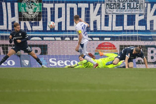 20.12.2025, xgrfx, Fussball 2.Bundesliga, VfL Bochum - Karlsruher SC v.l. Tor, Marvin Wanitzek (Karlsruher SC) (DFL DFB REGULATIONS PROHIBIT ANY USE OF PHOTOGRAPHS as IMAGE SEQUENCES and or QUASI-VIDEO) Bochum