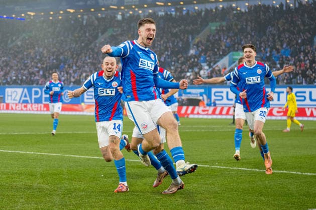 Rostock, Deutschland 20. Dezember 2025: 3. Liga - 2025 2026 - FC Hansa Rostock vs. 1. FC Saarbrücken Im Bild: vorne Jonas Dirkner (Hansa Rostock) jubelt nach seinem Tor zum 1:0 DFB regulations prohibit any use of photographs as image sequences and or quasi-video. *** Rostock, Germany 20 December 2025 3 Liga 2025 2026 FC Hansa Rostock vs 1 FC Saarbrücken In the picture in front Jonas Dirkner Hansa Rostock cheers after his goal for 1 0 DFB regulations prohibit any use of photographs as image sequences and or quasi video Copyright: xFotostandx xVoelkerx