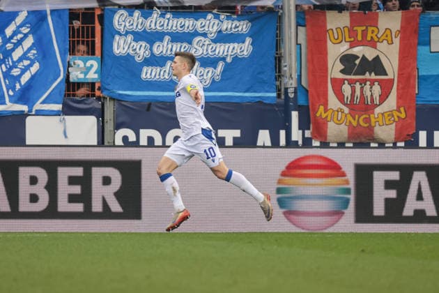 20.12.2025, xgrfx, Fussball 2.Bundesliga, VfL Bochum - Karlsruher SC v.l. Tor, Marvin Wanitzek (Karlsruher SC) (DFL DFB REGULATIONS PROHIBIT ANY USE OF PHOTOGRAPHS as IMAGE SEQUENCES and or QUASI-VIDEO) Bochum