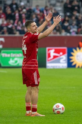 20.12.2025, Fussball: 2. Bundesliga, Saison 2025 2026, 17. Spieltag, Fortuna Duesseldorf - SpVgg Greuther Fuerth in der Merkur-Spiel Arena in Duesseldorf. Florent Muslija (Fortuna Düsseldorf, 24) ist mit der Entscheidung nicht einverstanden. Wichtiger Hinweis: Gemaess den Vorgaben der DFL Deutsche Fussball Liga bzw. des DFB Deutscher Fussball-Bund ist es untersagt, in dem Stadion und oder vom Spiel angefertigte Fotoaufnahmen in Form von Sequenzbildern und oder videoaehnlichen Fotostrecken zu verwerten bzw. verwerten zu lassen. Foto: Kirchner-Media Thomas Haesler