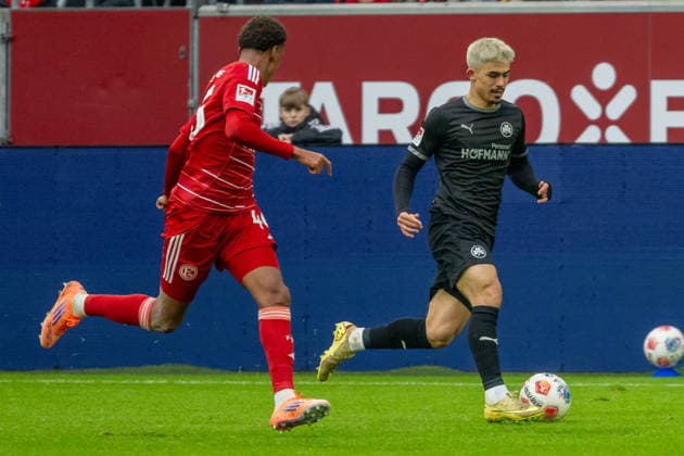 20.12.2025, Fussball: 2. Bundesliga, Saison 2025 2026, 17. Spieltag, Fortuna Duesseldorf - SpVgg Greuther Fuerth in der Merkur-Spiel Arena in Duesseldorf. Zweikampf zwischen Klaus Sima Suso (Fortuna Duesseldorf, 46) und Aaron Keller (SpVgg Greuther Fuerth, 16). Wichtiger Hinweis: Gemaess den Vorgaben der DFL Deutsche Fussball Liga bzw. des DFB Deutscher Fussball-Bund ist es untersagt, in dem Stadion und oder vom Spiel angefertigte Fotoaufnahmen in Form von Sequenzbildern und oder videoaehnlichen Fotostrecken zu verwerten bzw. verwerten zu lassen. Foto: Kirchner-Media Thomas Haesler