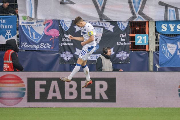 20.12.2025, xgrfx, Fussball 2.Bundesliga, VfL Bochum - Karlsruher SC v.l. Tor, Marvin Wanitzek (Karlsruher SC) (DFL DFB REGULATIONS PROHIBIT ANY USE OF PHOTOGRAPHS as IMAGE SEQUENCES and or QUASI-VIDEO) Bochum