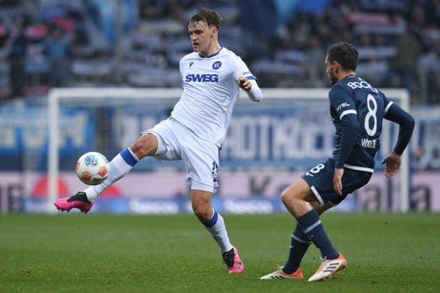 Fußball 2. Bundesliga 17. Spieltag VfL Bochum - Karlsruher SC am 20.12.2025 im Vonovia Ruhrstadion in Bochum Paul Scholl ( Karlsruhe ), links - Kjell Wätjen ( Bochum ), rechts DFL regulations prohibit any use of photographs as image sequences and or quasi-video.