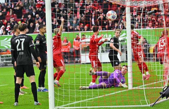20.12.2025 - Fussball - Saison 2025 2026 - 2. Fussball - Bundesliga - 17. Spieltag: Fortuna Düsseldorf F95 - SpVgg Greuther Fürth ( Kleeblatt ) - Sportfoto Zink MeZi - xmexzix - DFL regulations prohibit any use of photographs as image sequences and or quasi-video - only for editorial use - Treffer Tor Torschuß zum 2:0 durch Florent Muslija (24, Fortuna Düsseldorf F95 ) - Timo Schlieck (21, SpVgg Greuther Fürth ) enttäuscht Enttäuschung