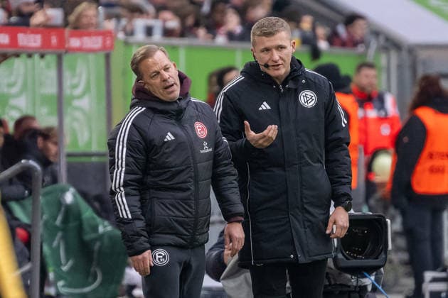 20.12.2025, Fussball: 2. Bundesliga, Saison 2025 2026, 17. Spieltag, Fortuna Duesseldorf - SpVgg Greuther Fuerth in der Merkur-Spiel Arena in Duesseldorf. Markus Anfang (Fortuna Duesseldorf, Cheftrainer) im Gespraech mit Timo Gansloweit (4. Offizieller). Wichtiger Hinweis: Gemaess den Vorgaben der DFL Deutsche Fussball Liga bzw. des DFB Deutscher Fussball-Bund ist es untersagt, in dem Stadion und oder vom Spiel angefertigte Fotoaufnahmen in Form von Sequenzbildern und oder videoaehnlichen Fotostrecken zu verwerten bzw. verwerten zu lassen. Foto: Kirchner-Media Thomas Haesler