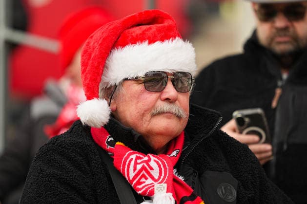 20.12.2025, xydrx, Fußball, 3.Liga, Rot-Weiss Essen - SSV Ulm 1846, Saison 2025 2026, Stadion an der Hafenstraße: Ein Fan von Rot-Weiss Essen mit einer Weihnachtsmütze DFB regulations prohibit any use of photographs as image sequences and or quasi-video. Photo: xYannisxDreimannxPressefotoKochx Nordrhein-Westfahlen Deutschland