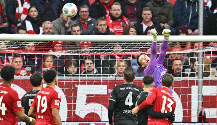 20.12.2025 - Fussball - Saison 2025 2026 - 2. Fussball - Bundesliga - 17. Spieltag: Fortuna Düsseldorf F95 - SpVgg Greuther Fürth ( Kleeblatt ) - Sportfoto Zink - xwoxzix - DFL regulations prohibit any use of photographs as image sequences and or quasi-video - only for editorial use - Timo Schlieck (21, SpVgg Greuther Fürth ) vor Gegentor Tor zum 2:0 durch Cedric Itten (13, Fortuna Düsseldorf F95 )