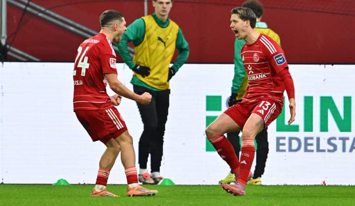 20.12.2025 - Fussball - Saison 2025 2026 - 2. Fussball - Bundesliga - 17. Spieltag: Fortuna Düsseldorf F95 - SpVgg Greuther Fürth ( Kleeblatt ) - Sportfoto Zink - xwoxzix - DFL regulations prohibit any use of photographs as image sequences and or quasi-video - only for editorial use - Torjubel Jubel Freude nach Treffer Tor Torschuß zum 2:0 durch Cedric Itten (13, Fortuna Düsseldorf F95 ) - Florent Muslija (24, Fortuna Düsseldorf F95 ) Cedric Itten (13, Fortuna Düsseldorf F95 )