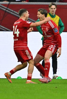 20.12.2025 - Fussball - Saison 2025 2026 - 2. Fussball - Bundesliga - 17. Spieltag: Fortuna Düsseldorf F95 - SpVgg Greuther Fürth ( Kleeblatt ) - Sportfoto Zink - xwoxzix - DFL regulations prohibit any use of photographs as image sequences and or quasi-video - only for editorial use - Torjubel Jubel Freude nach Treffer Tor Torschuß zum 2:0 durch Cedric Itten (13, Fortuna Düsseldorf F95 ) - Florent Muslija (24, Fortuna Düsseldorf F95 ) Cedric Itten (13, Fortuna Düsseldorf F95 )