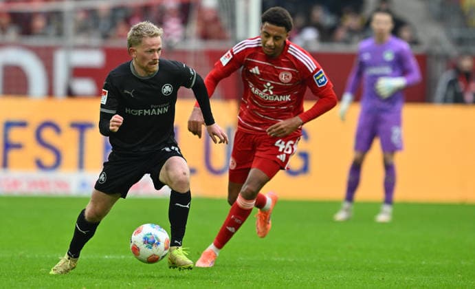 20.12.2025 - Fussball - Saison 2025 2026 - 2. Fussball - Bundesliga - 17. Spieltag: Fortuna Düsseldorf F95 - SpVgg Greuther Fürth ( Kleeblatt ) - Sportfoto Zink - xwoxzix - DFL regulations prohibit any use of photographs as image sequences and or quasi-video - only for editorial use - Jomaine Consbruch (14, SpVgg Greuther Fürth ) Klaus Sima Suso (46, Fortuna Düsseldorf F95 )