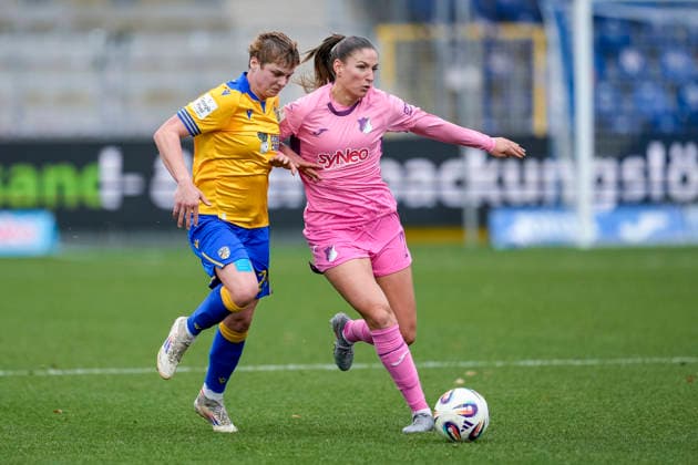 v.li.: Gwendolyn Mummert (Gwen Mummert, Jena, 27), Melissa Kössler (TSG, 25), Zweikampf, Spielszene, Duell, duel, tackle, tackling, Dynamik, Action, Aktion, 20.12.2025, Sinsheim (Hoffenheim) (Deutschland), Fussball, Google Pixel Frauen-Bundesliga, TSG 1899 Hoffenheim - FC Carl Zeiss Jena, DFB DFL REGULATIONS PROHIBIT ANY USE OF PHOTOGRAPHS AS IMAGE SEQUENCES AND OR QUASI-VIDEO.