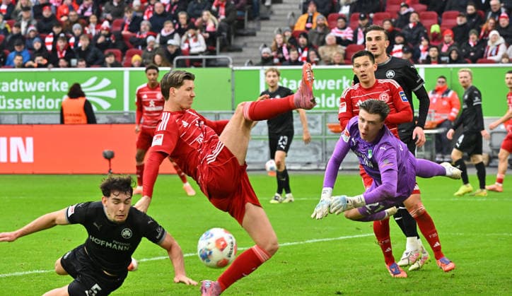 20.12.2025 - Fussball - Saison 2025 2026 - 2. Fussball - Bundesliga - 17. Spieltag: Fortuna Düsseldorf F95 - SpVgg Greuther Fürth ( Kleeblatt ) - Sportfoto Zink MeZi - xmexzix - DFL regulations prohibit any use of photographs as image sequences and or quasi-video - only for editorial use - Cedric Itten (13, Fortuna Düsseldorf F95 ) Timo Schlieck (21, SpVgg Greuther Fürth, rechts )
