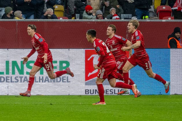 20.12.2025, Fussball: 2. Bundesliga, Saison 2025 2026, 17. Spieltag, Fortuna Duesseldorf - SpVgg Greuther Fuerth in der Merkur-Spiel Arena in Duesseldorf. Cedric Itten (Fortuna Duesseldorf, 13), Shinta Appelkamp (Fortuna Duesseldorf, 23), Christian Rasmussen (Fortuna Duesseldorf, 10) und Jesper Daland (Fortuna Duesseldorf, 02) bejubeln das Tor zum 2:0. Wichtiger Hinweis: Gemaess den Vorgaben der DFL Deutsche Fussball Liga bzw. des DFB Deutscher Fussball-Bund ist es untersagt, in dem Stadion und oder vom Spiel angefertigte Fotoaufnahmen in Form von Sequenzbildern und oder videoaehnlichen Fotostrecken zu verwerten bzw. verwerten zu lassen. Foto: Kirchner-Media Thomas Haesler