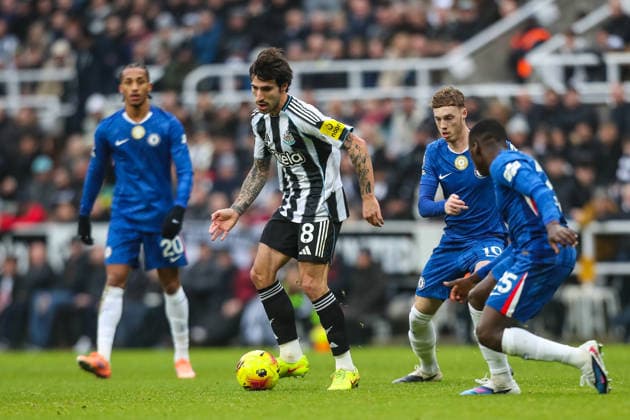 Newcastle United v Chelsea, Premier League Sandro Tonali Of Newcastle United in action during the Newcastle United v Chelsea Premier League match at St. James Park, Newcastle Upon Tyne, England on 20 December 2025 Credit: Lee Keuneke Every Second Media Editorial use only. All images are copyright Every Second Media Limited. No images may be reproduced without prior permission. All rights reserved. Premier League and Football League images are subject to licensing agreements with Football DataCo Limited. see https: www.football-dataco.com Copyright: xIMAGO EveryxSecondxMediax ESM-1718-0078 LeexKeunekex xEveryxSecondxMediax