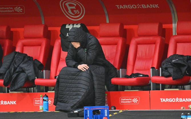 20.12.2025 - Fussball - Saison 2025 2026 - 2. Fussball - Bundesliga - 17. Spieltag: Fortuna Düsseldorf F95 - SpVgg Greuther Fürth ( Kleeblatt ) - Sportfoto Zink MeZi - xmexzix - DFL regulations prohibit any use of photographs as image sequences and or quasi-video - only for editorial use - Philipp Ziereis (4, SpVgg Greuther Fürth ) enttäuscht Enttäuschung
