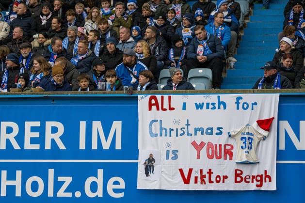 Rostock, Deutschland 20. Dezember 2025: 3. Liga - 2025 2026 - FC Hansa Rostock vs. 1. FC Saarbrücken Im Bild: Trikotwunsch von Fans an Viktor Bergh (Hansa Rostock) DFB regulations prohibit any use of photographs as image sequences and or quasi-video. Copyright: xFotostandx xVoelkerx