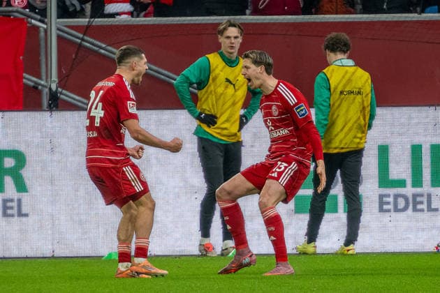 20.12.2025, Fussball: 2. Bundesliga, Saison 2025 2026, 17. Spieltag, Fortuna Duesseldorf - SpVgg Greuther Fuerth in der Merkur-Spiel Arena in Duesseldorf. Florent Muslija (Fortuna Düsseldorf, 24) und Cedric Itten (Fortuna Duesseldorf, 13) bejubeln das Tor zum 2:0. Wichtiger Hinweis: Gemaess den Vorgaben der DFL Deutsche Fussball Liga bzw. des DFB Deutscher Fussball-Bund ist es untersagt, in dem Stadion und oder vom Spiel angefertigte Fotoaufnahmen in Form von Sequenzbildern und oder videoaehnlichen Fotostrecken zu verwerten bzw. verwerten zu lassen. Foto: Kirchner-Media Thomas Haesler