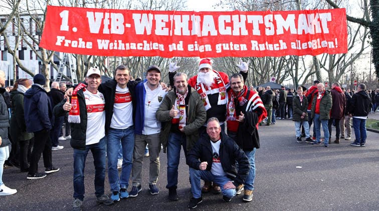 Stuttgart , Bundesliga Fußball VfB Stuttgart vs. TSG 1899 Hoffenheim, Feature Fans auf dem Weihnachtsmarkt Gemäß den Vorgaben der DFL Deutschen Fußball Liga ist es untersagt, in dem Stadion und oder vom Spiel angefertigte Fotoaufnahmen in Form von Sequenzbildern und oder videoähnlichen Fotostrecken zu verwerten bzw. verwerten zu lassen.