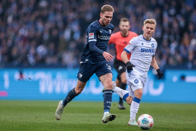 20.12.2025, Fussball, Saison 2025 2026, 2. Bundesliga, 17. Spieltag, VfL Bochum 1848 - Karlsruher SC, v. l. Leandro Morgalla (VfL Bochum 1848), Andreas Müller (Karlsruher SC), Bochum Vonovia Ruhrstadion NRW Deutschland xRHR-FOTO DEx