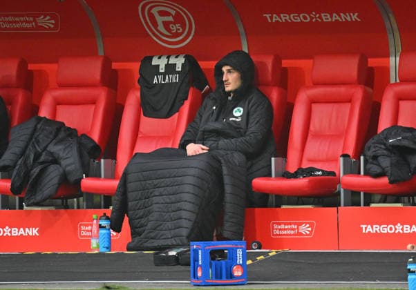 20.12.2025 - Fussball - Saison 2025 2026 - 2. Fussball - Bundesliga - 17. Spieltag: Fortuna Düsseldorf F95 - SpVgg Greuther Fürth ( Kleeblatt ) - Sportfoto Zink MeZi - xmexzix - DFL regulations prohibit any use of photographs as image sequences and or quasi-video - only for editorial use - Philipp Ziereis (4, SpVgg Greuther Fürth ) enttäuscht Enttäuschung