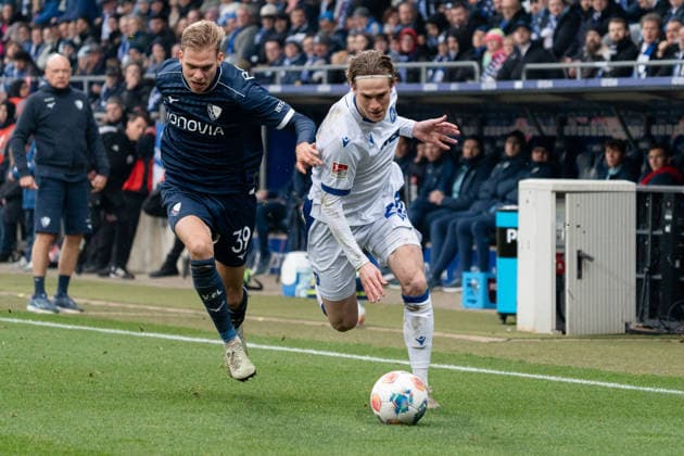 Deutschland: 2. Bundesliga 2025 26, 17. Spieltag - VfL Bochum vs. Karlsruher SC - 20.12.2025 - Vonovia Ruhrstadion (Bochum, Nordrhein-Westfalen) Andreas Müller (Karlsruher SC, 16) Leandro Morgalla (VfL Bochum, 39)