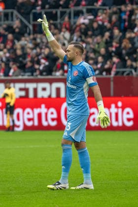 20.12.2025, Fussball: 2. Bundesliga, Saison 2025 2026, 17. Spieltag, Fortuna Duesseldorf - SpVgg Greuther Fuerth in der Merkur-Spiel Arena in Duesseldorf. Florian Kastenmeier (Fortuna Duesseldorf, 33) sucht die Aufmerksamkeit der Bank. Wichtiger Hinweis: Gemaess den Vorgaben der DFL Deutsche Fussball Liga bzw. des DFB Deutscher Fussball-Bund ist es untersagt, in dem Stadion und oder vom Spiel angefertigte Fotoaufnahmen in Form von Sequenzbildern und oder videoaehnlichen Fotostrecken zu verwerten bzw. verwerten zu lassen. Foto: Kirchner-Media Thomas Haesler