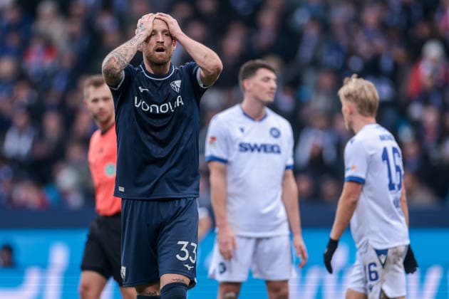 20.12.2025, Fussball, Saison 2025 2026, 2. Bundesliga, 17. Spieltag, VfL Bochum 1848 - Karlsruher SC, Philipp Hofmann (VfL Bochum 1848) schlägt die Hände vors Gesicht, Bochum Vonovia Ruhrstadion NRW Deutschland xRHR-FOTO DEx