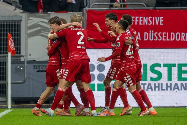20.12.2025, Fussball: 2. Bundesliga, Saison 2025 2026, 17. Spieltag, Fortuna Duesseldorf - SpVgg Greuther Fuerth in der Merkur-Spiel Arena in Duesseldorf. Die Duesseldorfer Spieler bejubeln das Tor zum 2:0 durch Florent Muslija (Fortuna Düsseldorf, 24). Wichtiger Hinweis: Gemaess den Vorgaben der DFL Deutsche Fussball Liga bzw. des DFB Deutscher Fussball-Bund ist es untersagt, in dem Stadion und oder vom Spiel angefertigte Fotoaufnahmen in Form von Sequenzbildern und oder videoaehnlichen Fotostrecken zu verwerten bzw. verwerten zu lassen. Foto: Kirchner-Media Thomas Haesler