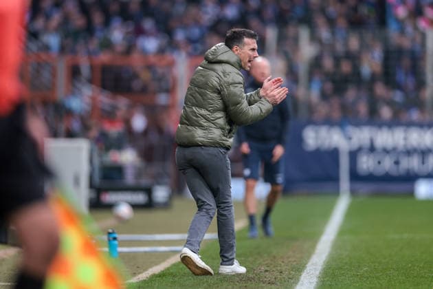 20.12.2025, Fussball, Saison 2025 2026, 2. Bundesliga, 17. Spieltag, VfL Bochum 1848 - Karlsruher SC, Cheftrainer Christian Eichner (Karlsruher SC) motiviert sein Team, Bochum Vonovia Ruhrstadion NRW Deutschland xRHR-FOTO DEx