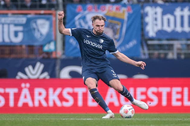 20.12.2025, Fussball, Saison 2025 2026, 2. Bundesliga, 17. Spieltag, VfL Bochum 1848 - Karlsruher SC, Philipp Strompf (VfL Bochum 1848), Bochum Vonovia Ruhrstadion NRW Deutschland xRHR-FOTO DEx