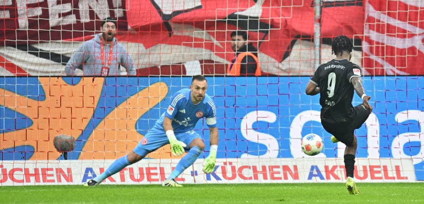 20.12.2025 - Fussball - Saison 2025 2026 - 2. Fussball - Bundesliga - 17. Spieltag: Fortuna Düsseldorf F95 - SpVgg Greuther Fürth ( Kleeblatt ) - Sportfoto Zink MeZi - xmexzix - DFL regulations prohibit any use of photographs as image sequences and or quasi-video - only for editorial use - Noel Futkeu (9, SpVgg Greuther Fürth ) erzielt Treffer Tor Torschuß zum 2:1 gegen Florian Kastenmeier (33, Fortuna Düsseldorf F95 ) per Elfmeter Strafstoß