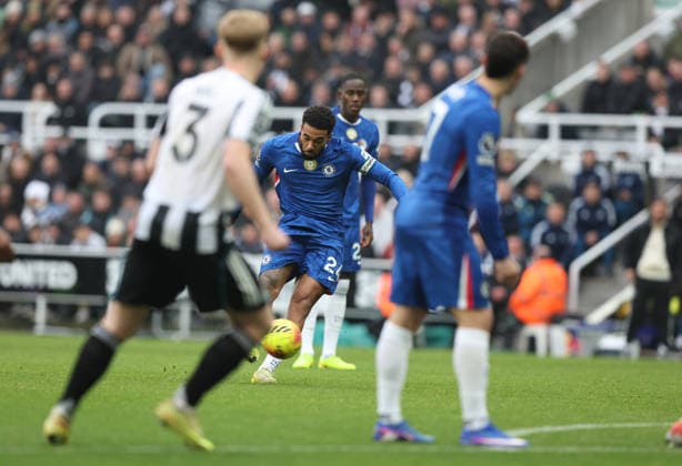 Newcastle Upon Tyne, England, 20th December 2025. Reece James of Chelsea shoots to score a free kick during the Newcastle United vs Chelsea Premier League match at St. James Park, Newcastle Upon Tyne. Picture credit should read: Nigel Roddis Sportimage EDITORIAL USE ONLY. No use with unauthorised audio, video, data, fixture lists, club league logos or live services. Online in-match use limited to 120 images, no video emulation. No use in betting, games or single club league player publications. SPI_037_NR_NEWC_CHEL SPI-4384-0037