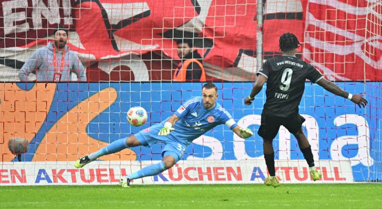 20.12.2025 - Fussball - Saison 2025 2026 - 2. Fussball - Bundesliga - 17. Spieltag: Fortuna Düsseldorf F95 - SpVgg Greuther Fürth ( Kleeblatt ) - Sportfoto Zink MeZi - xmexzix - DFL regulations prohibit any use of photographs as image sequences and or quasi-video - only for editorial use - Noel Futkeu (9, SpVgg Greuther Fürth ) erzielt Treffer Tor Torschuß zum 2:1 gegen Florian Kastenmeier (33, Fortuna Düsseldorf F95 ) per Elfmeter Strafstoß