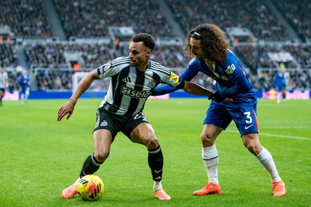 NEWCASTLE UPON TYNE, ENGLAND, DEC 20: Jacob Murphy of Newcastle United (L) under pressure from Cucurella of Chelsea (R) during the Premier League match between Newcastle United and Chelsea FC at St James Park on December 20, 2025 in Newcastle, England. Photo by Will Palmer SPP Copyright: xWillxPalmer SPPx Sportspressphoto_SPR75440