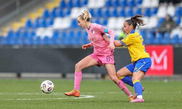 GER, Hoffenheim, TSG Hoffenheim vs Carl Zeiss Jena, Google Pixel Frauen Bundesliga, Fussball, DFB, Spielzeit 2025 2026, Dietmar-Hopp-Stadion, 14. Spieltag im Bild v.l.: Vanessa Diehm (TSG 1899 Hoffenheim Frauen 6), Noemi Gentile (FC Carl Zeiss Jena Frauen 25) DFB DFL REGULATIONS PROHIBIT ANY USE OF PHOTOGRAPHS AS IMAGE SEQUENCES AND OR QUASI-VIDEO, 20.12.2025 Copyright: HMBxMedia HendrikxHamelau