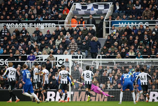 Newcastle United v Chelsea Premier League 20 12 2025. Reece James of Chelsea scores his sides first goal of the match from a free kick 2-1 during the Premier League match between Newcastle United and Chelsea at St. James s Park, Newcastle, England on 20 December 2025. Newcastle St. James s Park Tyne and Wear England Editorial use only DataCo restrictions apply See www.football-dataco.com , Copyright: xCraigxCowanx PSI-23444-0065