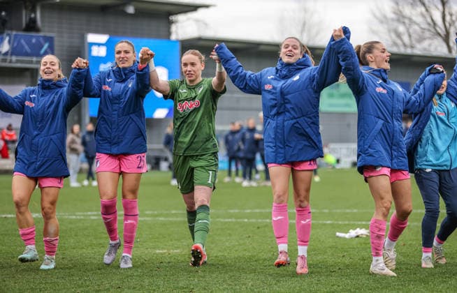 GER, Hoffenheim, TSG Hoffenheim vs Carl Zeiss Jena, Google Pixel Frauen Bundesliga, Fussball, DFB, Spielzeit 2025 2026, Dietmar-Hopp-Stadion, 14. Spieltag im Bild: TSG Hoffenheim Frauen freuen sich über den Sieg nach dem Spiel gegen Jena, Sieg nach Toren 5:1 DFB DFL REGULATIONS PROHIBIT ANY USE OF PHOTOGRAPHS AS IMAGE SEQUENCES AND OR QUASI-VIDEO, 20.12.2025 Copyright: HMBxMedia HendrikxHamelau