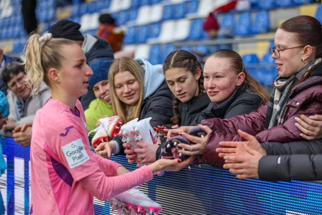 GER, Hoffenheim, TSG Hoffenheim vs Carl Zeiss Jena, Google Pixel Frauen Bundesliga, Fussball, DFB, Spielzeit 2025 2026, Dietmar-Hopp-Stadion, 14. Spieltag im Bild: Vanessa Diehm (TSG 1899 Hoffenheim Frauen 6) schenkt den Fans nach den Spiel Fußballschuhe DFB DFL REGULATIONS PROHIBIT ANY USE OF PHOTOGRAPHS AS IMAGE SEQUENCES AND OR QUASI-VIDEO, 20.12.2025 Copyright: HMBxMedia HendrikxHamelau