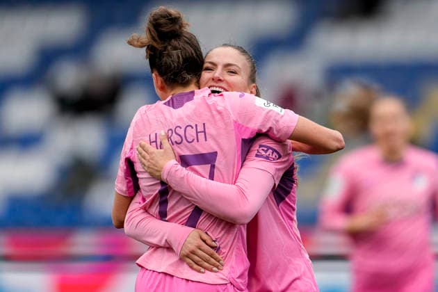 v.li.: Torschützin Franziska Harsch (TSG, 17), Melissa Kössler (TSG, 25), Spielerinnen der TSG 1899 Hoffenheim, jubeln über das Tor zum 3:0, Jubel, Torjubel, Torerfolg, celebrate the goal, goal, celebration, jubelt ueber das Tor, Freuen, Freude, freut sich, optimistisch, positiv, Spielszene, Highlight, Action, Aktion, 20.12.2025, Sinsheim (Hoffenheim) (Deutschland), Fussball, Google Pixel Frauen-Bundesliga, TSG 1899 Hoffenheim - FC Carl Zeiss Jena, DFB DFL REGULATIONS PROHIBIT ANY USE OF PHOTOGRAPHS AS IMAGE SEQUENCES AND OR QUASI-VIDEO.