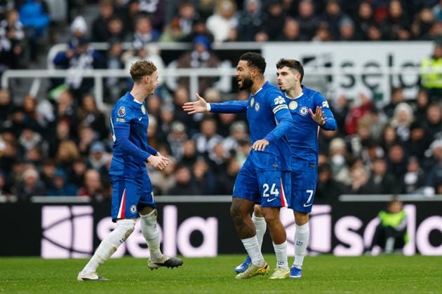 Newcastle United v Chelsea Premier League 20 12 2025. Reece James of Chelsea celebrates his goal with Cole Palmer of Chelsea 2-1 during the Premier League match between Newcastle United and Chelsea at St. James s Park, Newcastle, England on 20 December 2025. Newcastle St. James s Park Tyne and Wear England Editorial use only DataCo restrictions apply See www.football-dataco.com , Copyright: xCraigxCowanx PSI-23444-0068