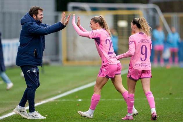 v.li.: Thomas Johrden (Interimstrainer, Trainer, TSG), Selina Cerci (TSG, 29), Jill Janssens (TSG, 9), Spielerinnen der TSG 1899 Hoffenheim, jubeln über das Tor zum 4:0, Jubel, Torjubel, Torerfolg, celebrate the goal, goal, celebration, jubelt ueber das Tor, Freuen, Freude, freut sich, optimistisch, positiv, Spielszene, Highlight, Action, Aktion, 20.12.2025, Sinsheim (Hoffenheim) (Deutschland), Fussball, Google Pixel Frauen-Bundesliga, TSG 1899 Hoffenheim - FC Carl Zeiss Jena, DFB DFL REGULATIONS PROHIBIT ANY USE OF PHOTOGRAPHS AS IMAGE SEQUENCES AND OR QUASI-VIDEO.