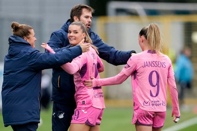 v.li.: Mirella Junker (Co-Trainerin, TSG), Thomas Johrden (Interimstrainer, Trainer, TSG), Torschützin Selina Cerci (TSG, 29), Jill Janssens (TSG, 9), Spielerinnen der TSG 1899 Hoffenheim, jubeln über das Tor zum 4:0, Jubel, Torjubel, Torerfolg, celebrate the goal, goal, celebration, jubelt ueber das Tor, Freuen, Freude, freut sich, optimistisch, positiv, Spielszene, Highlight, Action, Aktion, 20.12.2025, Sinsheim (Hoffenheim) (Deutschland), Fussball, Google Pixel Frauen-Bundesliga, TSG 1899 Hoffenheim - FC Carl Zeiss Jena, DFB DFL REGULATIONS PROHIBIT ANY USE OF PHOTOGRAPHS AS IMAGE SEQUENCES AND OR QUASI-VIDEO.