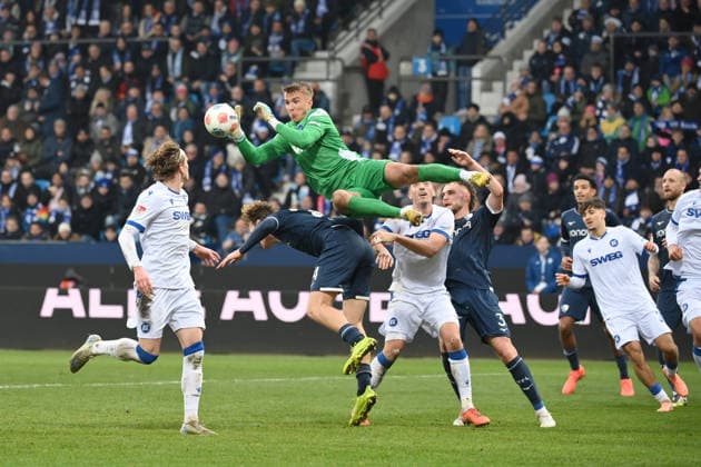 Torwart Hans Christian Bernat (Karlsruher SC) pariert gegen Mats Pannewig (VfL Bochum), rechts Philipp Strompf (VfL Bochum) 20.12.2025, Fussball 2. Bundesliga, Saison 2025 2026, 17. Spieltag, VfL Bochum - Karlsruher SC DFL regulations prohibit any use of photographs as image sequences and or quasi-video Bochum Vonovia Ruhrstadion Nordrhein Westfalen Deutschland